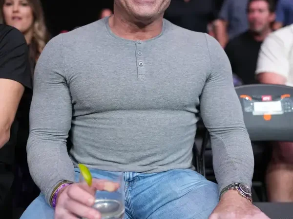 People Are Slamming “Unfunny” Joe Rogan After He Mocked Trans People And Made Anti-Vax Jokes In His New Netflix Stan